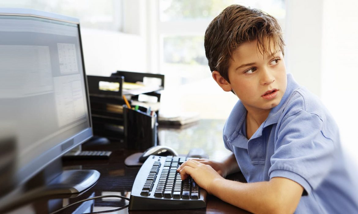 Anak Laki-Laki Yang Menggunakan Komputer